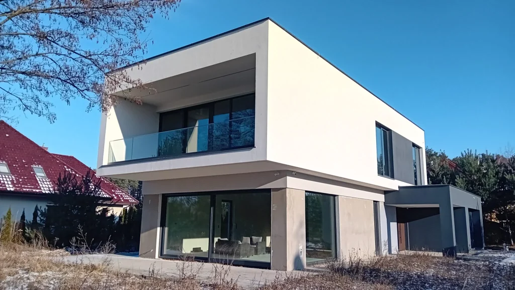 Energetski učinkovita dvoetažna kuća s ravnim krovom i garažom