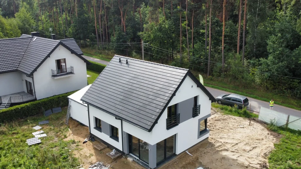 Haus mit nutzbarem Dachboden, Satteldach und Garage weniger als 110 m2